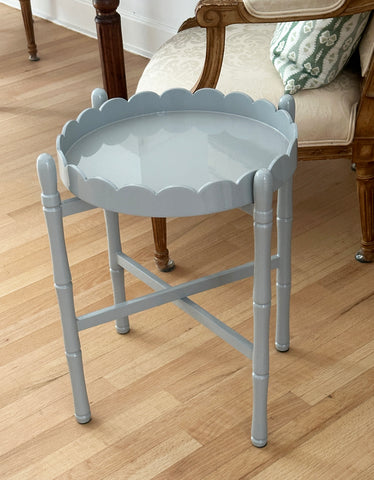 GRAY SCALLOP TRAY TABLE