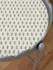 GRAY SCALLOP TRAY TABLE