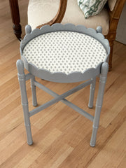 GRAY SCALLOP TRAY TABLE